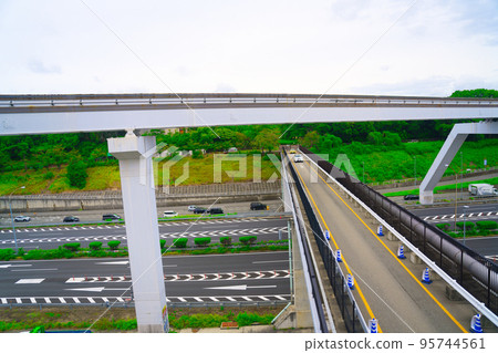 [Osaka Prefecture] Image of October, blue sky, Hanshin Expressway, and traffic 95744561