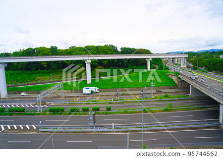 [Osaka Prefecture] Image of October, blue sky, Hanshin Expressway, and traffic 95744562