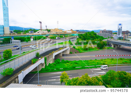 [Osaka Prefecture] Image of October, blue sky, Hanshin Expressway, and traffic 95744578
