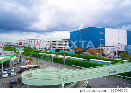 [Osaka Prefecture] City scenery in October, cloudy sky 95744672