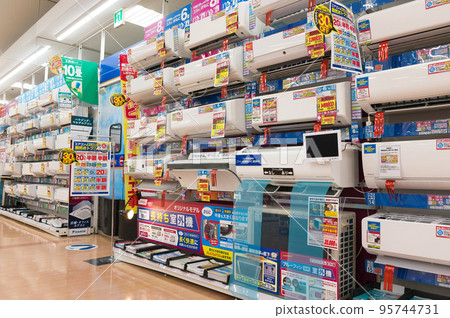 在家用電子產品零售店購物 95744731