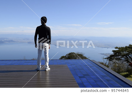 從滋賀縣琵琶湖琵琶湖山谷琵琶湖露台看琵琶湖的男人 95744845