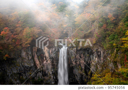 栃木縣日光市秋色華嚴瀑布 95745056