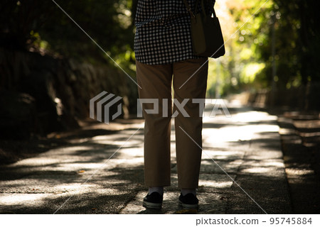 站在石頭人行道上的女人的下半身 站在石頭人行道上的女人的下半身 95745884