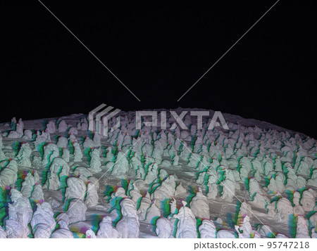 燈火通明的霧凇（山形縣、藏王山、地藏山町站） 95747218