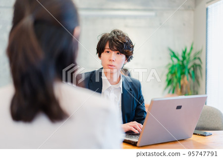 Office worker doing 1on1 with boss 95747791