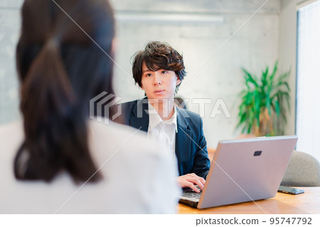 Office worker doing 1on1 with boss 95747792