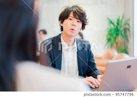 Office worker doing 1on1 with boss 95747796