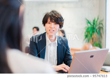 Office worker doing 1on1 with boss 95747813