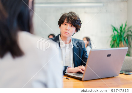 Office worker doing 1on1 with boss 95747815