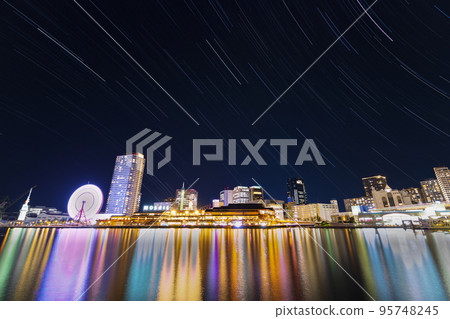 從神戶市中央區的中間碼頭看到的神戶港夜景 從神戶市中央區的中間碼頭看到的神戶港夜景 95748245