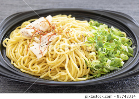 Yakisoba with delicious green onions and salt 95748314