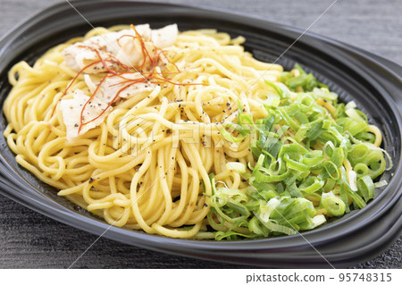 Yakisoba with delicious green onion salt 95748315