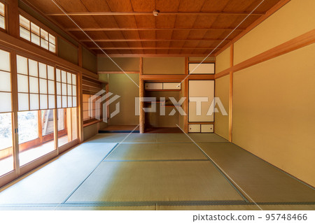 Old Japanese-style room with Yukimi shoji Old Japanese-style room with Yukimi shoji 95748466