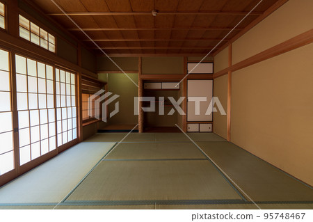 Old Japanese-style room with Yukimi shoji Old Japanese-style room with Yukimi shoji 95748467