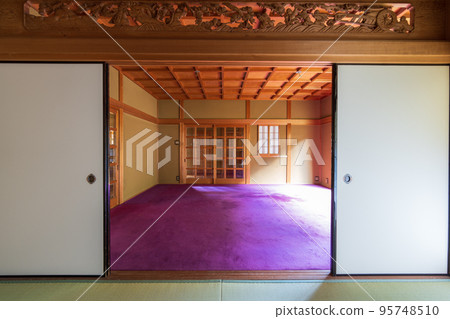 Japanese-style room with coffered ceiling Japanese-style room with coffered ceiling 95748510
