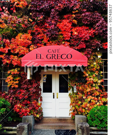 A scene with a flower clock seen from Kurashiki Station 95748637