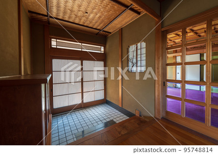Large Japanese-style entrance 95748814