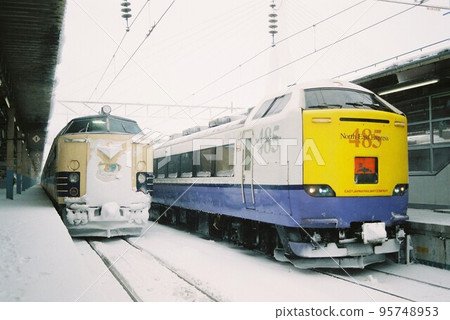 Series 583 (Wakuwaku Dream) and Series 485 3000 (Limited Express Shiratori) lined up at the station 95748953