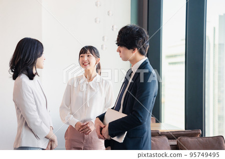 在辦公室工作的商務人士 95749495