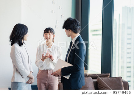 在辦公室工作的商務人士 95749496