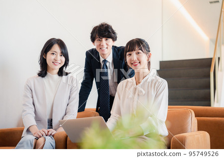 在辦公室工作的商務人士 95749526