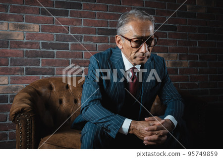 坐在沙發上的老人 坐在沙發上的老人 95749859