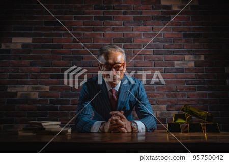 穿著西裝的老人有金融產品 穿著西裝的老人有金融產品 95750042