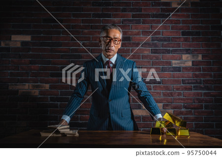 穿著西裝的老人有金融產品 穿著西裝的老人有金融產品 95750044