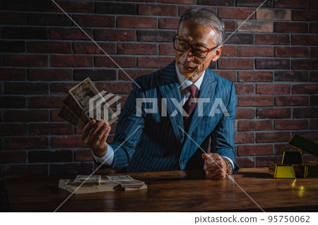 穿著西裝的老人有金融產品 95750062