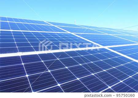 晴朗的藍天和太陽能電池板 95750160