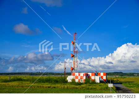 Midsummer clouds and Glide Path Antenna at Shimoji Airport, Okinawa Prefecture Midsummer clouds and Glide Path Antenna at Shimoji Airport, Okinawa Prefecture 95750223