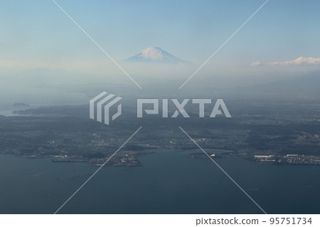 從飛機上看到的從八景島看富士山 從飛機上看到的從八景島看富士山 95751734