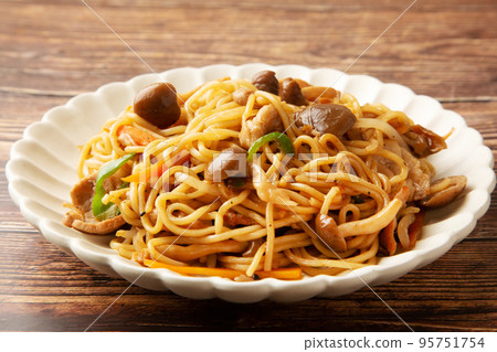 Yakisoba with mushrooms Yakisoba with mushrooms 95751754