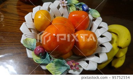 Assorted autumn fruits Assorted autumn fruits 95752554