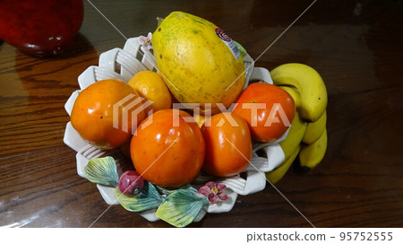 Assorted autumn fruits Assorted autumn fruits 95752555
