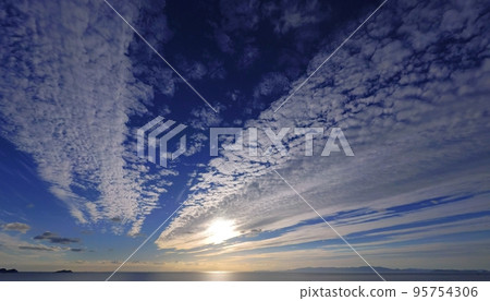 令人耳目一新的秋季海岸夜景，放射狀雲層遍布天空・超廣角・以天空為主・221011pm 95754306