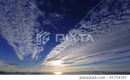 令人耳目一新的秋季海岸夜景，放射狀雲層遍布天空・超廣角・以天空為主・221011pm 95754307