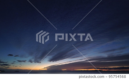 色彩斑斕的黃昏海岸夜景,帶狀雲層餘輝・秋天・超廣角・天空為主・221011pm 色彩斑斕的黃昏海岸夜景,帶狀雲層餘輝・秋天・超廣角・天空為主・221011pm 95754568