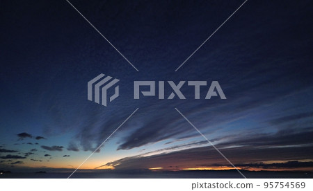色彩斑斕的黃昏海岸夜景，帶狀雲層餘輝・秋天・超廣角・天空為主・221011pm 95754569