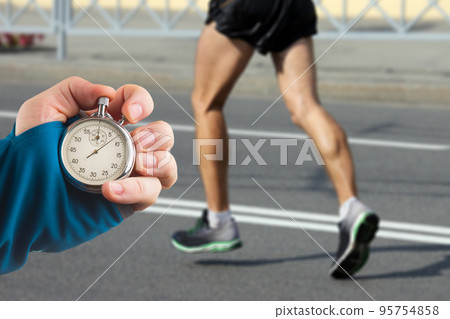 measuring the running speed of an athlete using a mechanical stopwatch 95754858