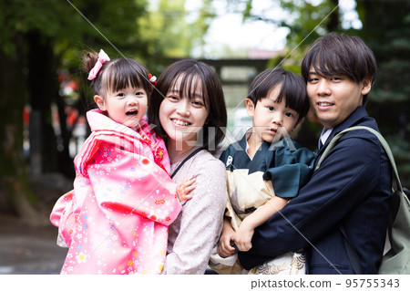 七五三節日合家歡合影 95755343