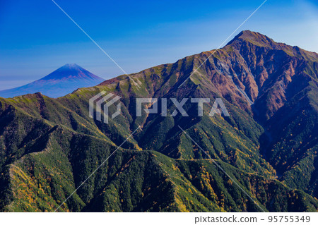 Autumn: Superb view from Mt. Senjogatake in the Southern Alps. 95755349