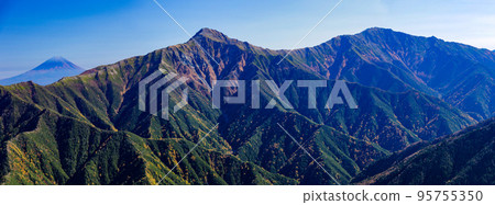 Autumn: Superb view from Mt. Senjogatake in the Southern Alps Japan's No. 1, No. 2, No. 3, Mt. Fuji, Mt. Kitadake, Mt. Ainodake 95755350