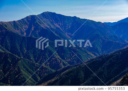 Autumn: Superb view from Mt. Senjogatake in the Southern Alps, Mt. Sanmi Aino in Japan 95755353