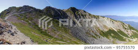 從南阿爾卑斯山的 Senjogatake 山道看秋天的山頂風景 從南阿爾卑斯山的 Senjogatake 山道看秋天的山頂風景 95755570