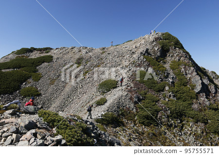 Autumn Mountaintop scenery from Senjogatake mountain trail in the Southern Alps Autumn Mountaintop scenery from Senjogatake mountain trail in the Southern Alps 95755571