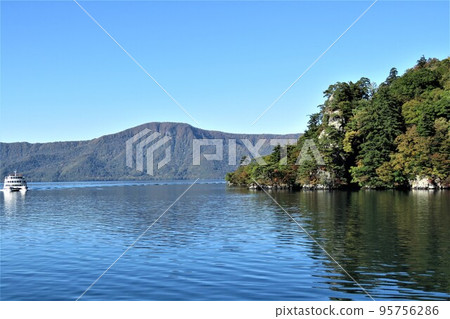 Autumn Towada Lake 95756286