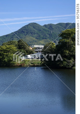 秋天的天空、三池山和大牟田露天採礦場的水坑池塘 秋天的天空、三池山和大牟田露天採礦場的水坑池塘 95756378