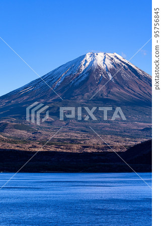 A spectacular view from Mt. Fuji and Lake Motosu with snow makeup 95756845